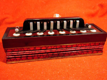 De oerharmonica/-accordeon van Cyrill Demian.