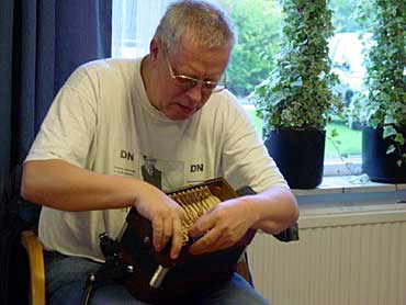 Tobben met een kapotte luchtklep bij de workshop van Frans Tromp.