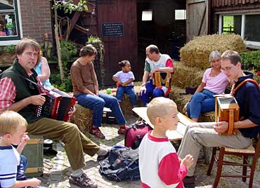 Vele bezoekers trokken aan de muzikanten voorbij, waarvoor de boer speciaal comfortabele hooibalen had opgesteld.