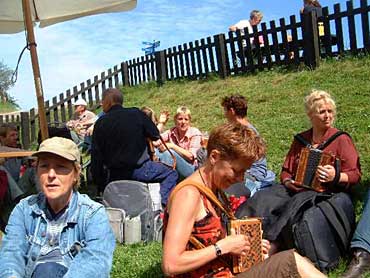 Spelen op de harmonica in het gras op de dijk. Hollandserder kan het toch niet?