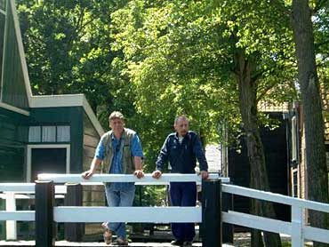 Sander en Zegers op de brug: bij wijze van uitzondering zonder trekzak, maar niet zonder reden, want ze waren een hele tijd bezig geweest om een jong, verdwaald eendje weer terug te krijgen bij de moeder ....