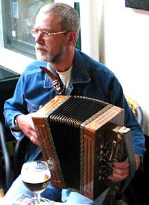 Noud Martinali met zijn lepelbasser. Een prachtig instrument.