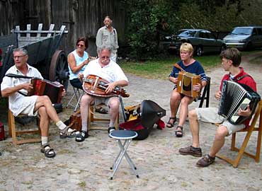 Een groepje muzikanten met Joop van Doorn op Trekharmonika.