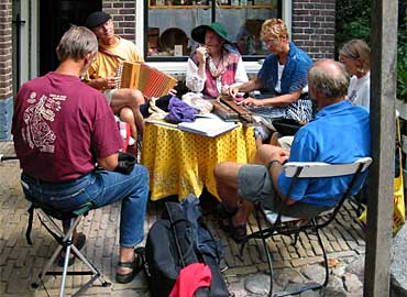 Jammergenoeg liggen de doedelzakken hier op schoot.