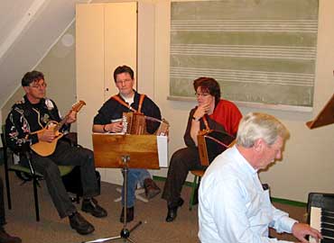 De muziek klinkt goed, maar jammer dat die meneer aan de piano vond dat hij er bovenuit moest komen.