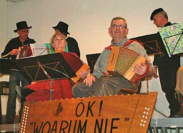 ‘Ok Woarum-Nie’ is het grote samenspeelorkest van de Groesbeekse Trekzakclub. De muzikale leiding is in handen van Gert Visch.