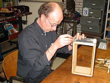 Hans is bezig met het vervangen van de metalen hoekjes op de balg.