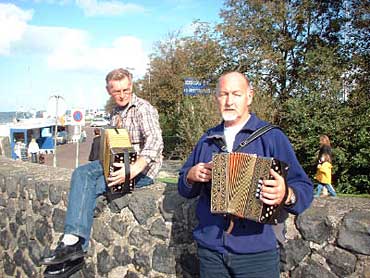 Aan de haven bij De Foeke. Het gebeurt niet vaak dat het op deze harmonicadag zo warm is dat je buiten kunt spelen.