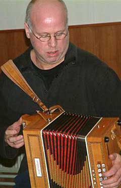 Arie gaat volledig op in de muziek, hij wordt helemaal n met zijn kastje!