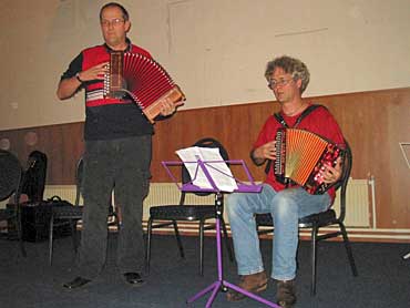 Eduard en Mark spelen de IJswals en de Passegiato Allegra Polka.