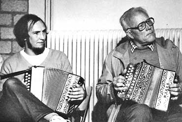 De Trekharmonika-Trefdag in Leek in 1982. Piet de Jong (rechts) was een groot inspirator voor Frans Tromp (links).