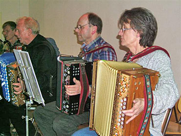 De groep Steirischers bestaat voornamelijk uit mannen. Zou dat aan het gewicht van de trekzak liggen? De Engels Wals en de polka galmt door de zaal. Versterking heb je nauwelijk nodig met deze instrumenten.