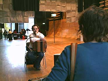 Andrea Capezzuoli in de concertzaal van de Stedelijke Muziekschool van Groningen. Leerling voor leerling wordt kritisch beluisterd.