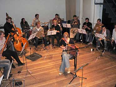 Jet Zoon, hier in repetitie met orkest: op 17 december is de finale in Muziekcentrum Vredenburg.