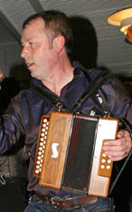 Wat voor een harmonica heeft Shane Mitchell hier om zijn lijf?