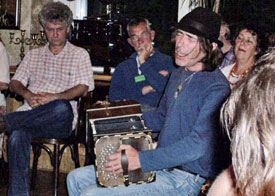 Mark Constandse tijdens het open podium. Zijn bandoneon is ook een wisseltonig instrument, dat hij heeft verkozen boven de accordeon, omdat hij er veel beter mee kan accentueren.