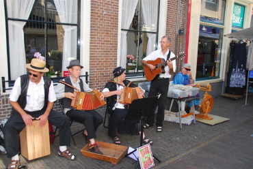 Emmy Peters en vrienden treden aan en op.