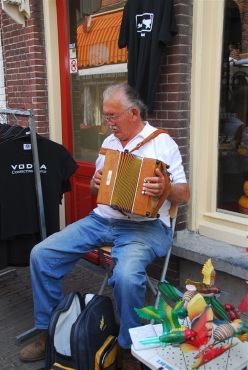 Hans Stevens komt zelfs helemaal uit Nijmegen. Als actief lid van trekzakvereniging Woarum Nie kon hij deze gelegenheid niet aan zich voorbij laten gaan.