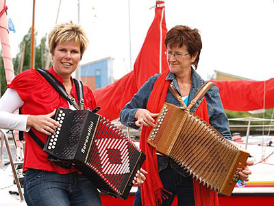 Het trekzakduo Spyljenderwiis, oftewel Marijke Hoekstra uit Oudega (ten westen van Heeg) en rechts Janna Lammers uit Heeg (ten oosten van Oudega), gaan de Frisian Boatshow opluisteren.