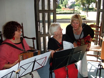 De workshop van Wim heel boeiend en ontspannen. Even spieken bij de buren of die het zelfde heft ..