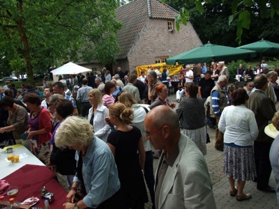 Achter in de tuin is de markt volop aan de gang