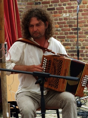 Ren heeft ook zelf boeken uitgegeven met uiteenlopend repertoire, waaronder Dungha - danscomposities die blijven hangen. De boeken zijn via de harmonicahoek te bestellen.