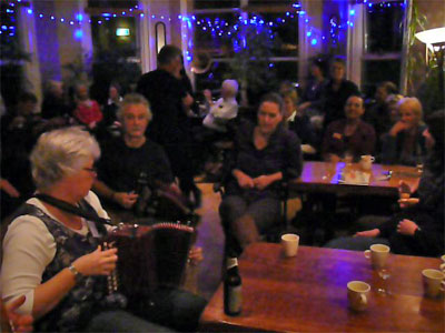 Het bleef nog lang gezellig in de bar.