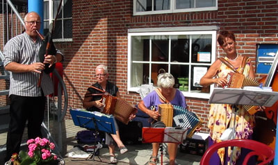 Enkele gezelschappen speelden met verschillende instrumenten.