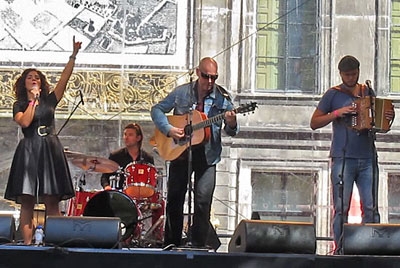 Merals Harem in actie op tijdens de opening van het Uit Festival Den Haag met Meral Polat (zang), Reint van den Brink (gitaar), Jan Rijksen (drums) en Remco Sietsema aan de trekharmonica.