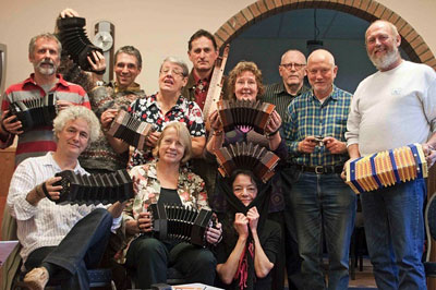 De concertinagroep van Mark Shngen. Ondanks dat er individuen zijn, die een concertina een  perverse, gemankeerde variant van de harmonica vinden, alleen geschikt voor mensen die niet in staat zijn om de discant met n hand te bedienen, willen we je dit groepsportret met de sympathieke Mark Shngen zeker niet onthouden. Al betreft het natuurlijk een uitzondering.De uitvoering op zondagmiddag was trouwens prachtig. Zo gevoelig krijg je een trekzak niet. Wie heeft er een geluidsbestand of video van?