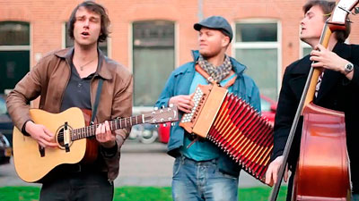 The Tunes in actie in Haarlem. Van links naar rechts Misha Velthuis, Remco Sietsema en Jelle Himmelreich.