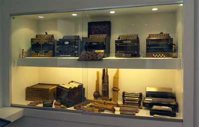 In het accordeonmuseum vind je vitrine na vitrine de harmonicas die decennialang zijn verzameld.