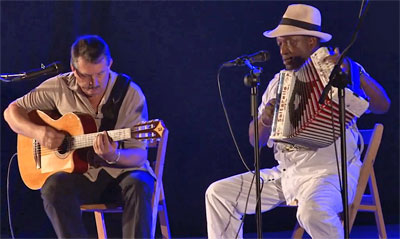 Antonio Rivas is een Colombiaan die in Frankrijk woont. Heeft in 2002 een workshop gegeven op Muziek zonder Grenzen op Schiermonnikoog. BIj dit evenement is hij een van de vaste gasten. Kent Biswell begeleidt hem op de gitaar.