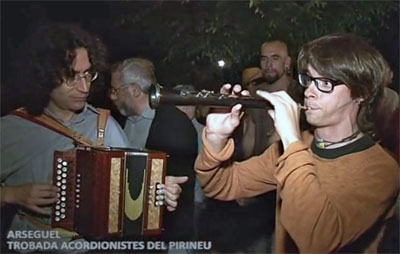 Roberto Lucanero de Castelfidardo fa un duo amb un clarinetista al parc la nit del 27 de Juliol, a les 2 o 2,30 de la matinada ...