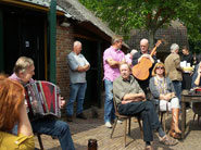 We staan in het beging even stil bij de vliegramp in de Oekrane. Steieraar Fr Franken speelt een aandachtig nummer.