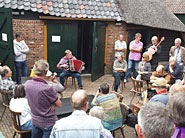 Onbekende speler speelt ter nagedachtenis aan de slachtoffers van de vliegramp in de Oekrane.