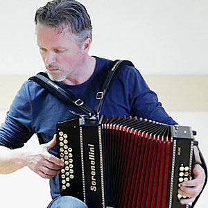 Wim Dictus met zijn trekharmonica voordat die werd gestolen. Het instrument is gelukkig nog helemaal in orde.