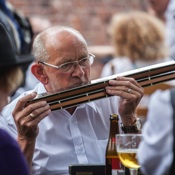 Een basmondharmonicaspeler.