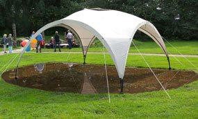 Onder deze tent heb ik niemand zien spelen. Onbegrijpelijk ...