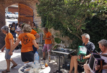 Ook Geert Oude Weernink was zaterdag in Arsguel. En ook hij speelde even op het terras van het restaurant met een groep toevallig passerde Basken in oranje t-shirts.