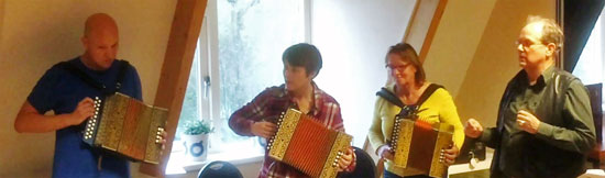 Arjen, Wendy en Marijke tijdens de groepenpresentatie. Eduard kijkt kritisch toe.