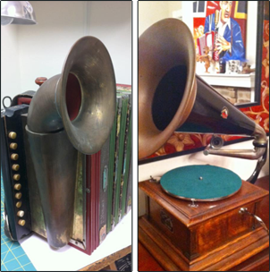 Links de Hohner Echophon Accordeon 1907. Rechts de Victor Phonograph (grammofoon) 1906. Zo werkte de geluidsversterking in die tijd.