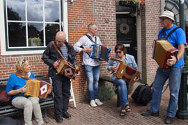 Zon dag blijft een spontaan ontmoetingspunt voor oude bekenden.