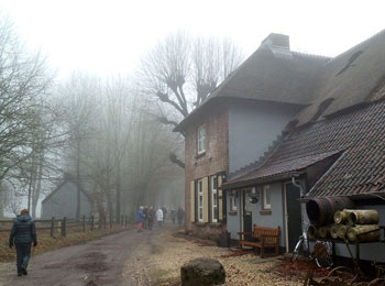 De wandelingen voeren langs menig rustieke lokatie. Alsof de tijd heeft stilgestaan.