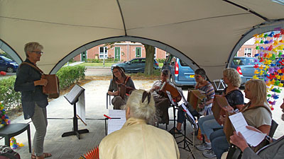 Als een herinnering aan de regenachtige festivals in het Nooterhof-park was op het voorplein een tent opgetrokken. Maar nu bleek die eigenlijk overbodig: hooguit van nut om het geluid een beetje binnen te houden met het oog op de buurtbewoners die op de zondag van hun rust willen genieten.