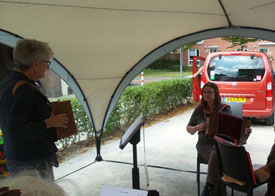 In de tent op het voorplein biedt Janne Lammers de helpende hand.