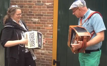 Aan Paulien en Jan (hier duetterend in Veldhoven), die dit festival al negen keer hebben georganiseerd, komt alle eer toe.