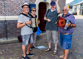 De Dromedaris (dat gebouw dus) is een geliefde locatie. Daar treffen we dan ook een bekend clubje aan. De namen weet ik echter niet.