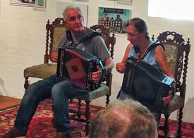 Rita en Willem (die heel mooi repertoire van de Dubliners kunnen vertolken) zul vaak aantreffen op harmonica-evenementen.