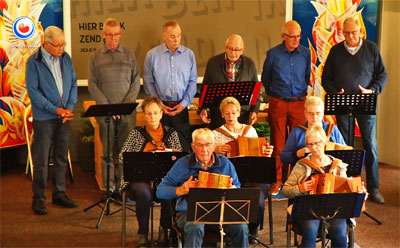 Evangelisch diatonische gezelschap Krekt Oars in actie . Wij zijn jonge senioren.